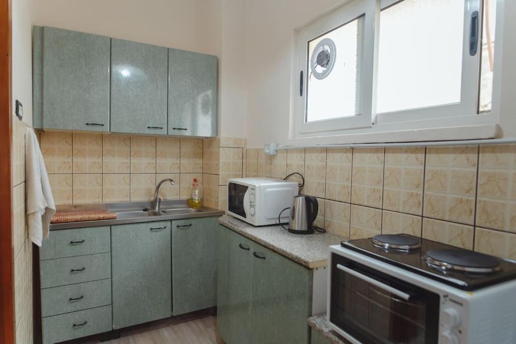 Rare With Private Parking & Garden Apartment