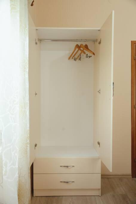 Apartment Rare With Private Parking & Garden *