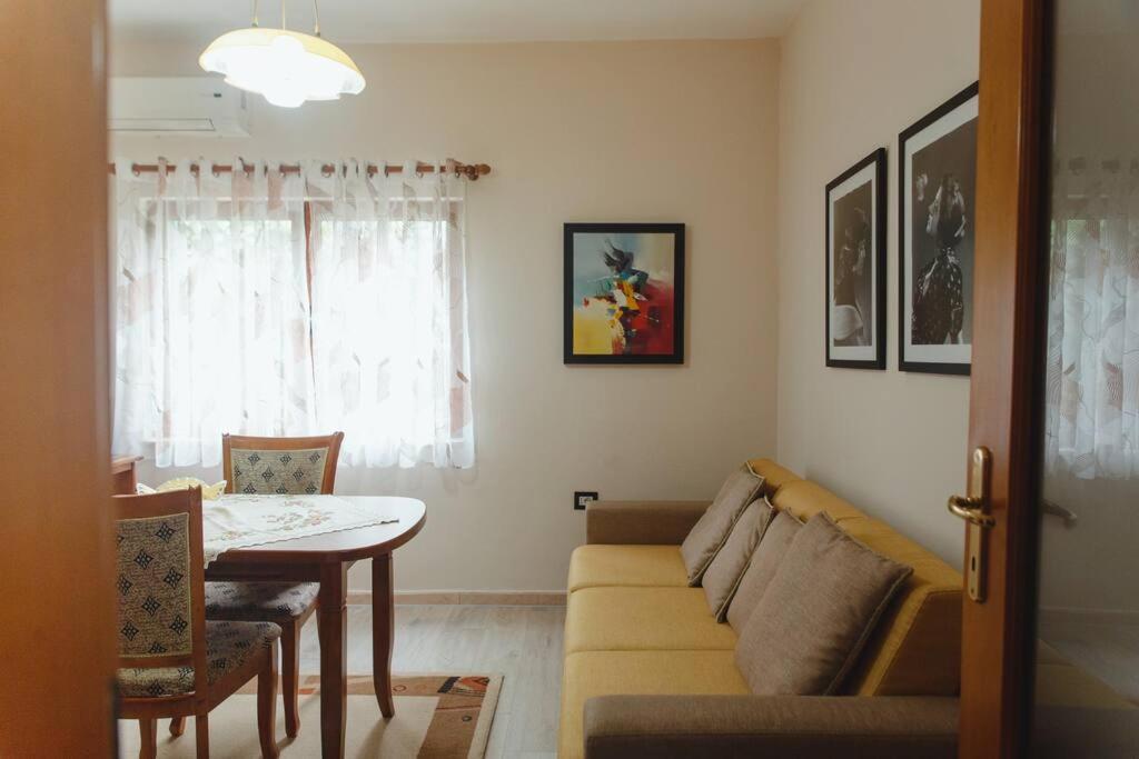 Rare With Private Parking & Garden Durrës