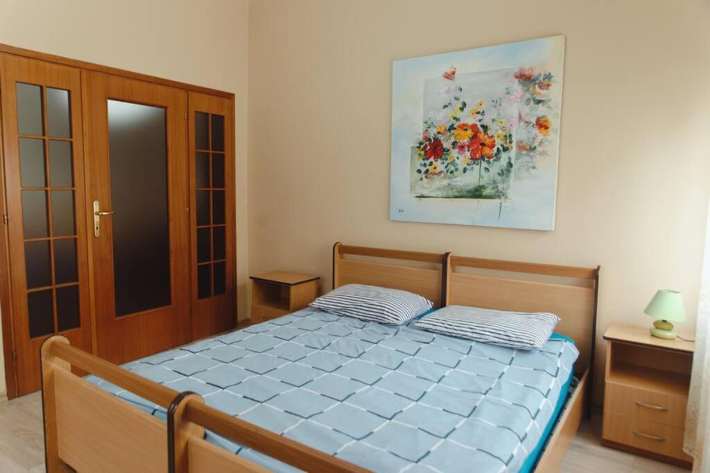 Rare With Private Parking & Garden * Durrës